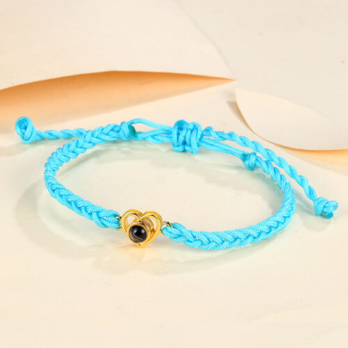 Pulsera tejida de corazón