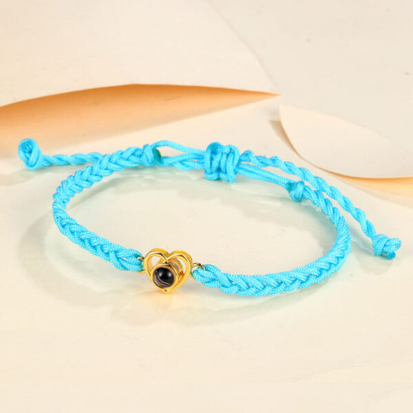 Pulsera tejida de corazón