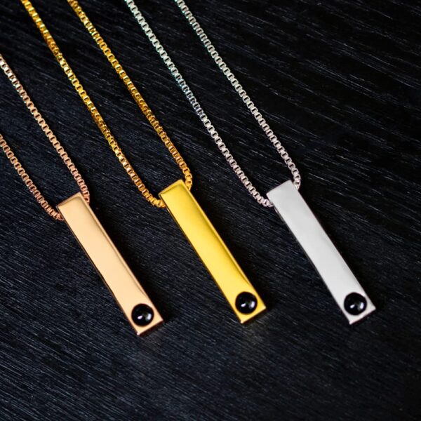 Collar con dije rectangular