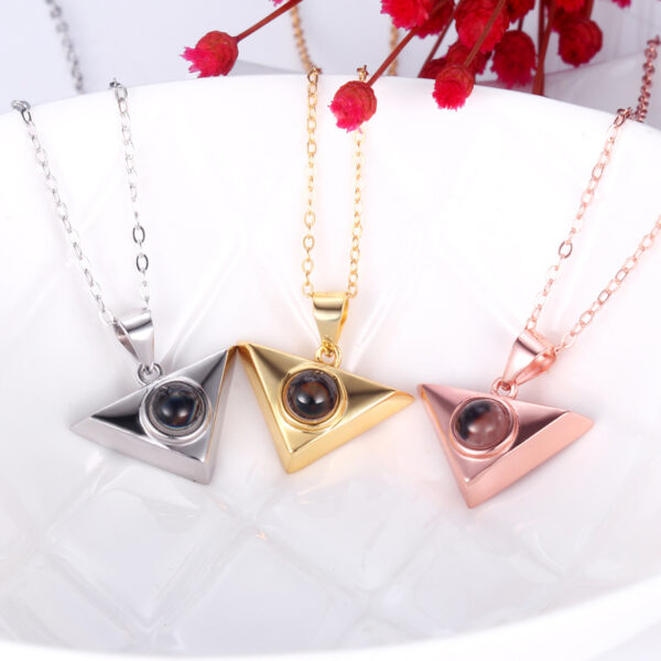 Collar con dije triangular